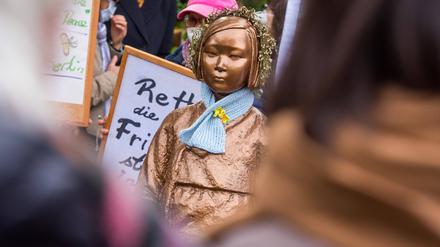 Protest für den Erhalt der Friedensstatue in Berlin Deutschland