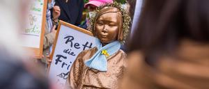 Protest für den Erhalt der Friedensstatue in Berlin Deutschland