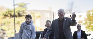 Tim Walz, Gouverneur von Minnesota und Vizepräsidentschaftskandidat der Demokraten, betritt mit seiner Frau Gwen und seinem Sohn Gus das Wahlbüro von Ramsey County, um seine Stimme abzugeben.