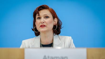 Ferda Ataman, Unabhängige Bundesbeauftragte für Antidiskriminierung, stellt den Jahresbericht 2023 der Antidiskriminierungsstelle des Bundes auf einer Pressekonferenz vor.