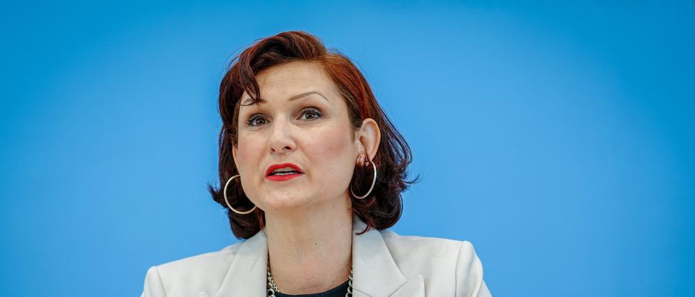 Ferda Ataman, Unabhängige Bundesbeauftragte für Antidiskriminierung, stellt den Jahresbericht 2023 der Antidiskriminierungsstelle des Bundes auf einer Pressekonferenz vor.