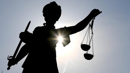  Die Göttin Justitia im Gegenlicht auf dem Gerechtigkeitsbrunnen in Frankfurt am Main 