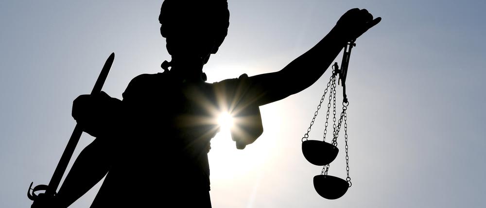  Die Göttin Justitia im Gegenlicht auf dem Gerechtigkeitsbrunnen in Frankfurt am Main 