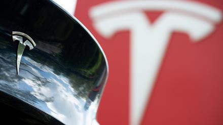 Das Tesla-Logo ist hinter einem Auto der Marke zu sehen. Tesla stellte am Mittwoch seine neuen Quartalszahlen vor.
