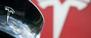 Das Tesla-Logo ist hinter einem Auto der Marke zu sehen. Tesla stellte am Mittwoch seine neuen Quartalszahlen vor.