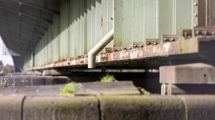 Blick auf die Roststellen der Düsseldorfer Südbrücke. Die fast hundert Jahre alte Rheinbrücke zwischen Düsseldorf und Neuss wurde ab Freitag für alle Fahrzeuge über 7,5 Tonnen gesperrt. 