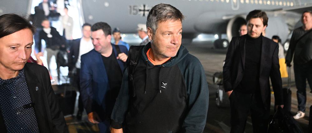 Hubertus Heil (SPD, hinten), Bundesminister für Arbeit und Soziales, und Robert Habeck (Bündnis 90/Die Grünen), Bundesminister für Wirtschaft und Klimaschutz, steigen auf dem Flughafen aus einem Flugzeug der Flugbereitschaft der Bundeswehr aus. In Indien finden die deutsch-indischen Regierungskonsultationen sowie die Asien-Pazifik-Konferenz der Deutschen Wirtschaft (APK) statt.