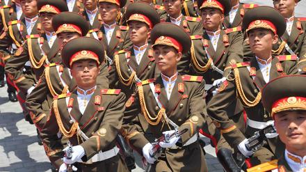 Soldaten marschieren im Juni 2024 in Pjöngjang auf, Anlass ist das Treffen von Wladimir Putin und Kim Jong-un.
