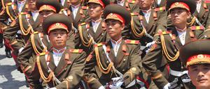 Soldaten marschieren im Juni 2024 in Pjöngjang auf, Anlass ist das Treffen von Wladimir Putin und Kim Jong-un.