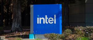 Das Logo von Intel ist am Hauptquartier des Chipkonzerns in Santa Clara, USA, zu sehen.