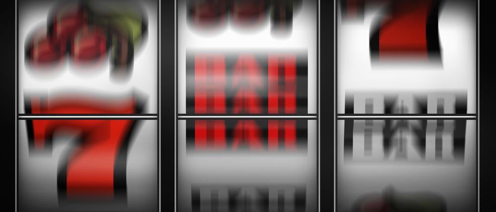 Ein Spielautomat dreht sich.