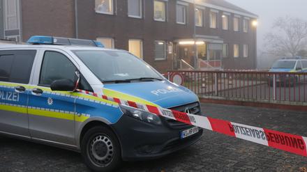 Ein Absperrband der Polizei hängt vor der Polizeiwache in Schwalmstadt. Bei einem Polizeieinsatz ist hier eine Frau erschossen worden. 