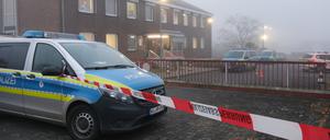 Ein Absperrband der Polizei hängt vor der Polizeiwache in Schwalmstadt. Bei einem Polizeieinsatz ist hier eine Frau erschossen worden. 