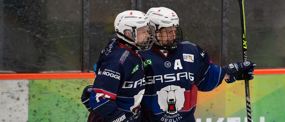 Kapitänin Anna-Maria Nickisch (l.) und Franziska Feldmeier (r.) gehen bei den Eisbären voran und wollen am Wochenende erst in der Arena, dann im Wellblechpalast punkten. 