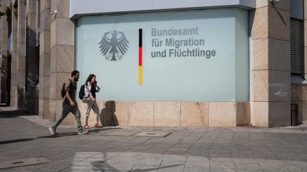 Außenansicht der Berliner Aussenstelle des Bundesamtes fuer Migration und Fluechtlinge BAMF an der Ecke Bundesallee und Badensche Strasse in Berlin-Wilmersdorf.