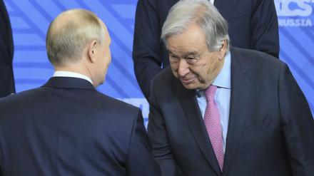 Fürs „Familienfoto“ schüttelt UN-Generalsekretär Guterres Kremlchef Putin die Hand.