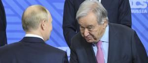 Fürs „Familienfoto“ schüttelt UN-Generalsekretär Guterres Kremlchef Putin die Hand.