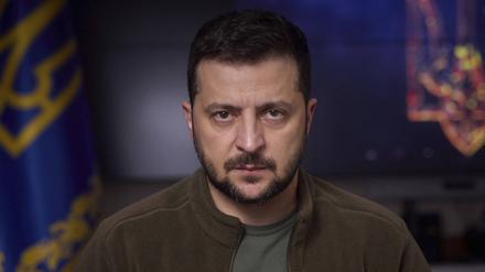 Der ukrainische Präsident Wolodymyr Selenskyj spricht per Videoübertragung aus dem Mariinski-Palast in Kiew zum Demokratieforum in Athen.