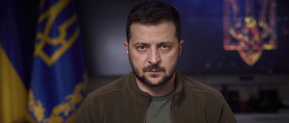 Der ukrainische Präsident Wolodymyr Selenskyj spricht per Videoübertragung aus dem Mariinski-Palast in Kiew zum Demokratieforum in Athen.