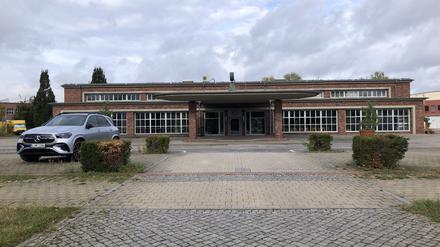 Die denkmalgeschützte Tankstelle auf dem Knorr-Bremse-Areal in Marzahn. Daneben sollen neue Wohnungen entstehen. 