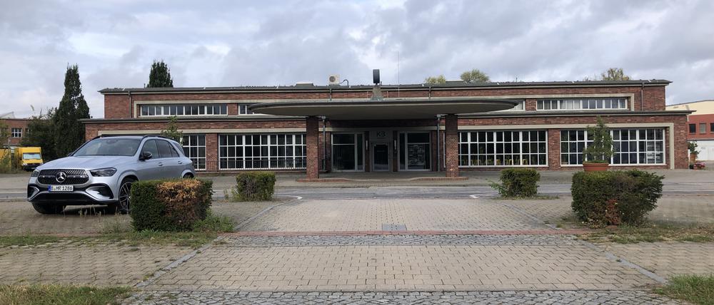 Die denkmalgeschützte Tankstelle auf dem Knorr-Bremse-Areal in Marzahn. Daneben sollen neue Wohnungen entstehen.