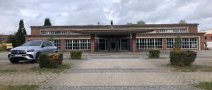 Die denkmalgeschützte Tankstelle auf dem Knorr-Bremse-Areal in Marzahn. Daneben sollen neue Wohnungen entstehen. 