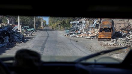 Ukrainische Soldaten fahren ein Auto in der Stadt Selydowe in der Region Donezk (Archivbild).