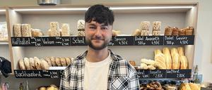 Bäckermeister Tom Hartwich in seiner Vollkornbäckerei an der Warschauer Straße.