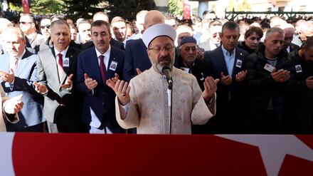 Ein muslimischer Geistlicher betet über dem Sarg des getöteten Taxifahrers Murat Arslan während seiner Beerdigung am 24. Oktober 2024 in Ankara, einen Tag nachdem er bei einem Bombenanschlag auf das Gebäude der staatlichen Turkish Aerospace Industries (TAI) getötet worden war.