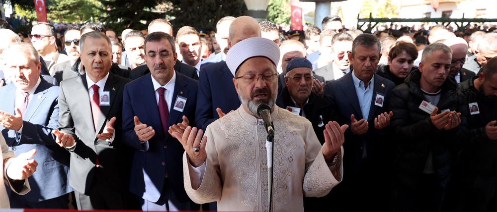 Ein muslimischer Geistlicher betet über dem Sarg des getöteten Taxifahrers Murat Arslan während seiner Beerdigung am 24. Oktober 2024 in Ankara, einen Tag nachdem er bei einem Bombenanschlag auf das Gebäude der staatlichen Turkish Aerospace Industries (TAI) getötet worden war.