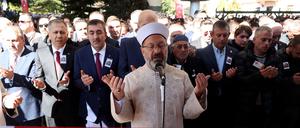 Ein muslimischer Geistlicher betet über dem Sarg des getöteten Taxifahrers Murat Arslan während seiner Beerdigung am 24. Oktober 2024 in Ankara, einen Tag nachdem er bei einem Bombenanschlag auf das Gebäude der staatlichen Turkish Aerospace Industries (TAI) getötet worden war.