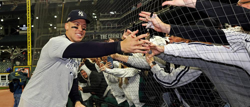Abklatschen mit dem Superstar. Aaron Judge steht mit den New Yankees erstmals in der World Series.