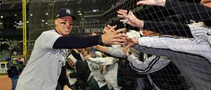 Abklatschen mit dem Superstar. Aaron Judge steht mit den New Yankees erstmals in der World Series.