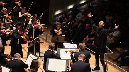 Teodor Currentzis dirigiert  die Uraufführung Jay Schwartz’ „Passacaglia“ und Mahlers Fünfte.