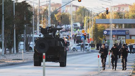 Nach dem Anschlag in der Türkei fahren Militärfahrzeuge auf den Straßen Ankaras.