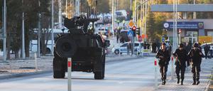 Nach dem Anschlag in der Türkei fahren Militärfahrzeuge auf den Straßen Ankaras.