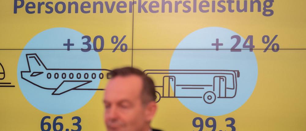 Laut der aktuellen Verkehrsprognose der Bundesregierung bleibt die Straße auch 2040 der dominierende Verkehrsträger.