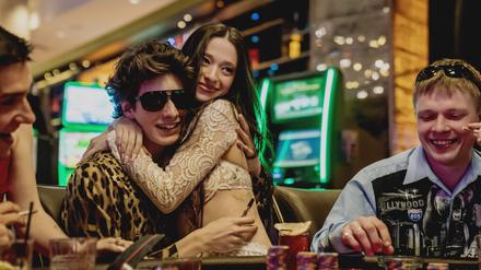 Vor dem Hangover: Vanya (Mark Eydelshteyn) und Anora (Mikey Madison) lassen es in Las Vegas ordentlich krachen.