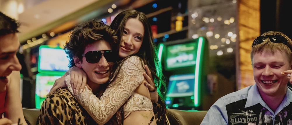 Vor dem Hangover: Vanya (Mark Eydelshteyn) und Anora (Mikey Madison) lassen es in Las Vegas ordentlich krachen.