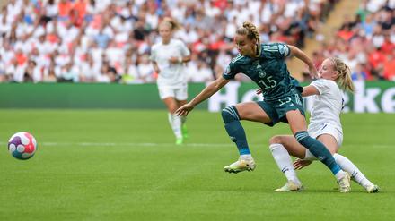 Giulia Gwinn (li.) im EM-Finale 2022 gegen Englands Beth Mead.