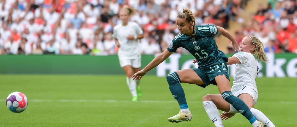 Giulia Gwinn (li.) im EM-Finale 2022 gegen Englands Beth Mead.