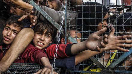 Menschen stehen im Flüchtlingslager Jabalia an, um eine kostenlose Mahlzeit zu erhalten.