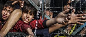 Menschen stehen im Flüchtlingslager Jabalia an, um eine kostenlose Mahlzeit zu erhalten.
