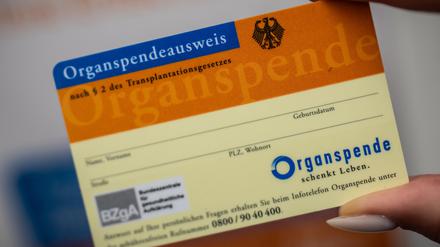 Ein Organspendeausweis, aufgenommen im Gesundheitsministerium, vor der Vorstellung eines Neuen Online-Register für Erklärungen von Bürgerinnen und Bürgern zur Organspendebereitschaft.