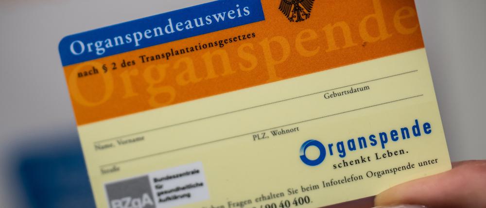 Ein Organspendeausweis, aufgenommen im Gesundheitsministerium, vor der Vorstellung eines Neuen Online-Register für Erklärungen von Bürgerinnen und Bürgern zur Organspendebereitschaft.