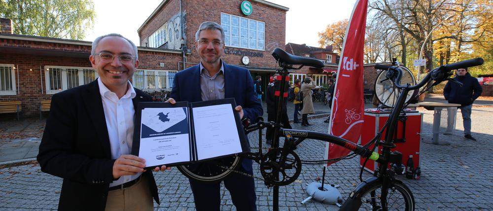 „Smart City“-Partnerschaft: OB Mike Schubert (rechts) und Ralf Thieme, Vorstand Personenbahnhöfe der Bahn, informierten über das Vorhaben.