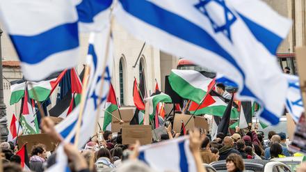 Pro-Palästina-Demo und Pro-Israel-Gegendemo treffen im Oktober 2024 an der Ludwig-Maximilians-Universität München aufeinander.  