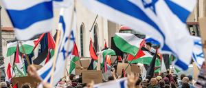 Pro-Palästina-Demo und Pro-Israel-Gegendemo treffen im Oktober 2024 an der Ludwig-Maximilians-Universität München aufeinander.  