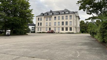 Hier sollen ab 2026 rund 230 Menschen wohnen: Parkplatz der Freien Universität Berlin in der Thielallee 63 in Dahlem.
