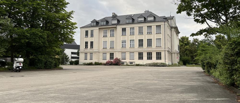 Hier sollen ab 2026 rund 230 Menschen wohnen: Parkplatz der Freien Universität Berlin in der Thielallee 63 in Dahlem.